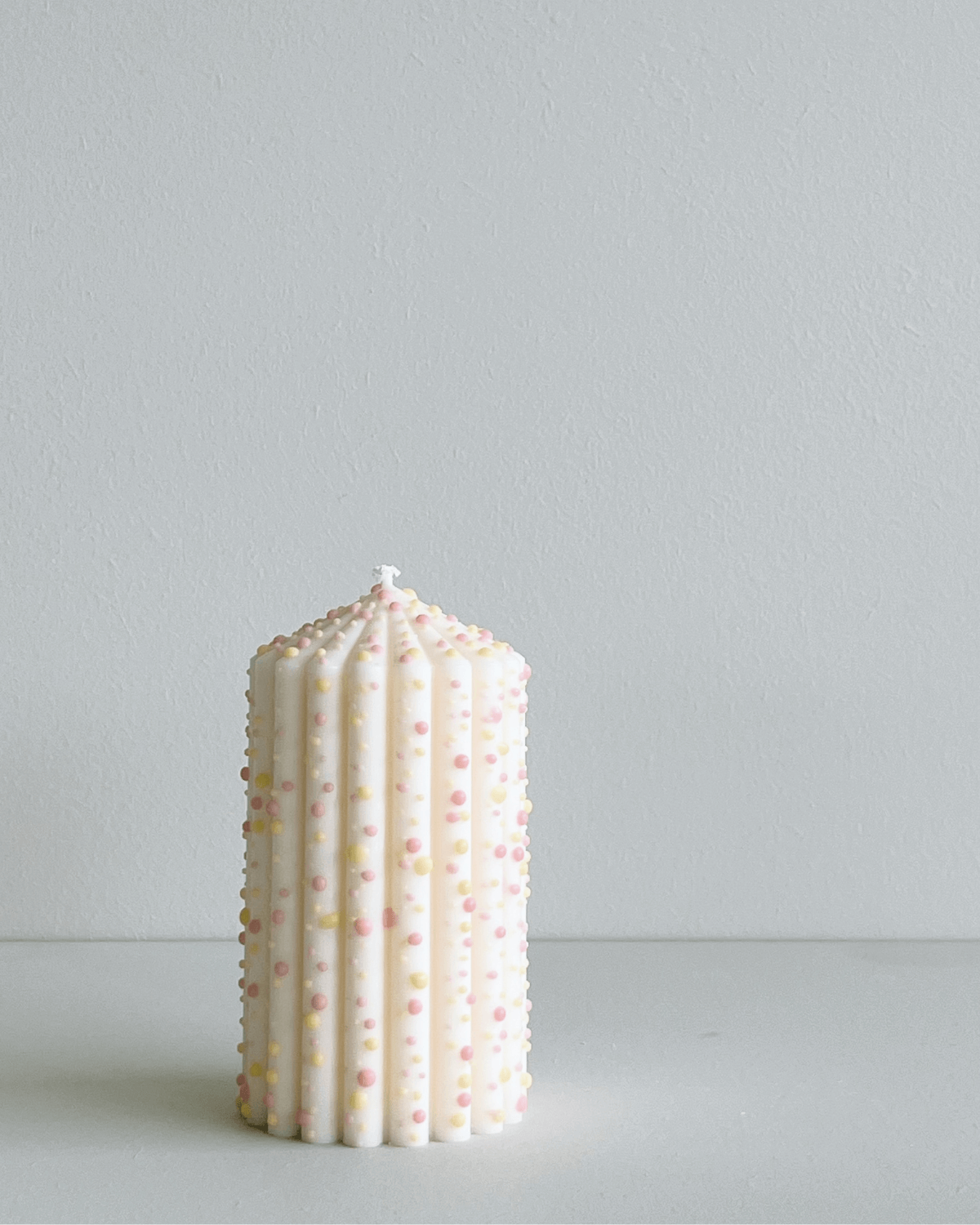 Bloklys, Klassisk hvid med lyserøde og gule prikker, soyalys, Studio M Candles