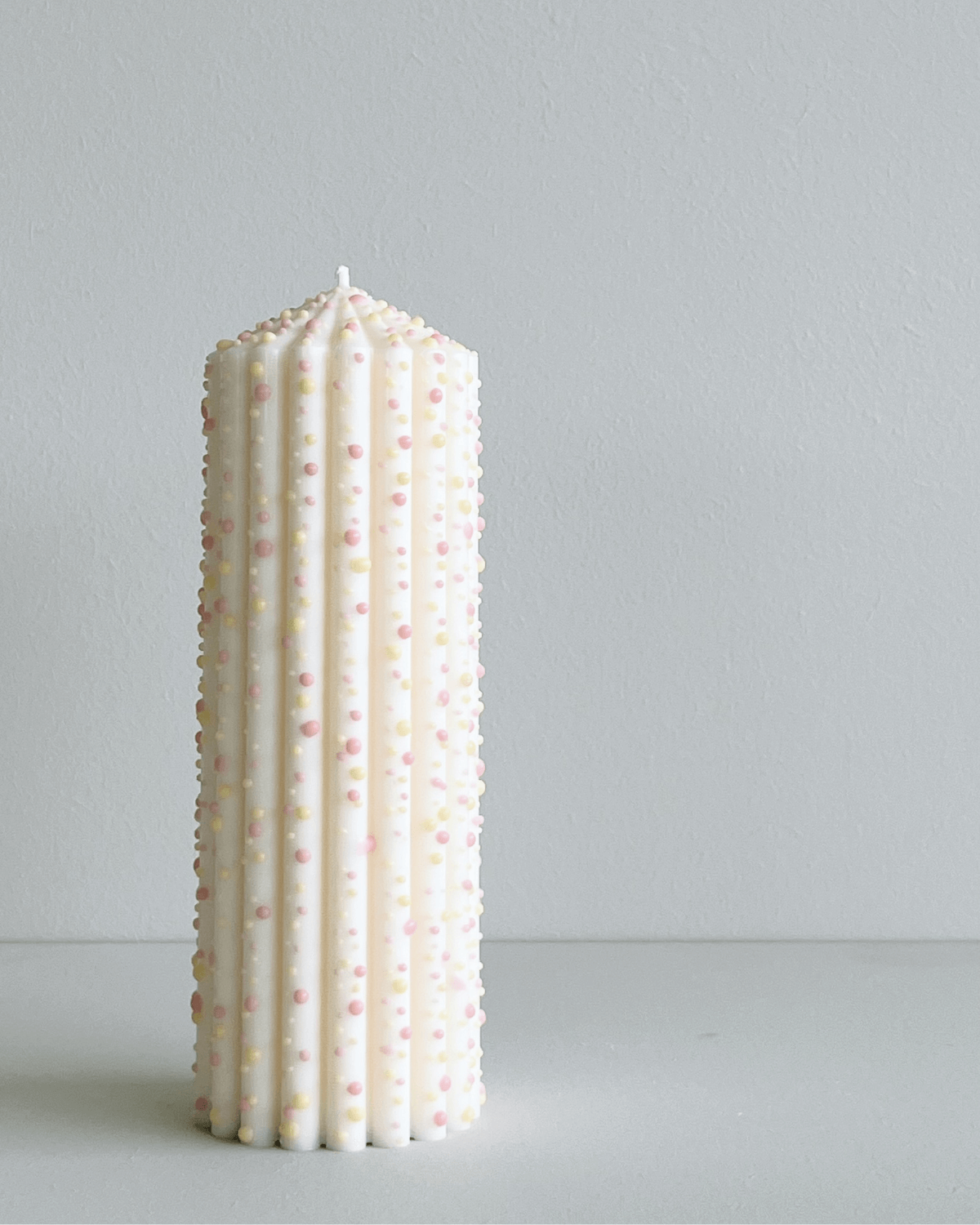 Bloklys, hvid med gule og lyserøde prikker, soyalys, Studio M Candles