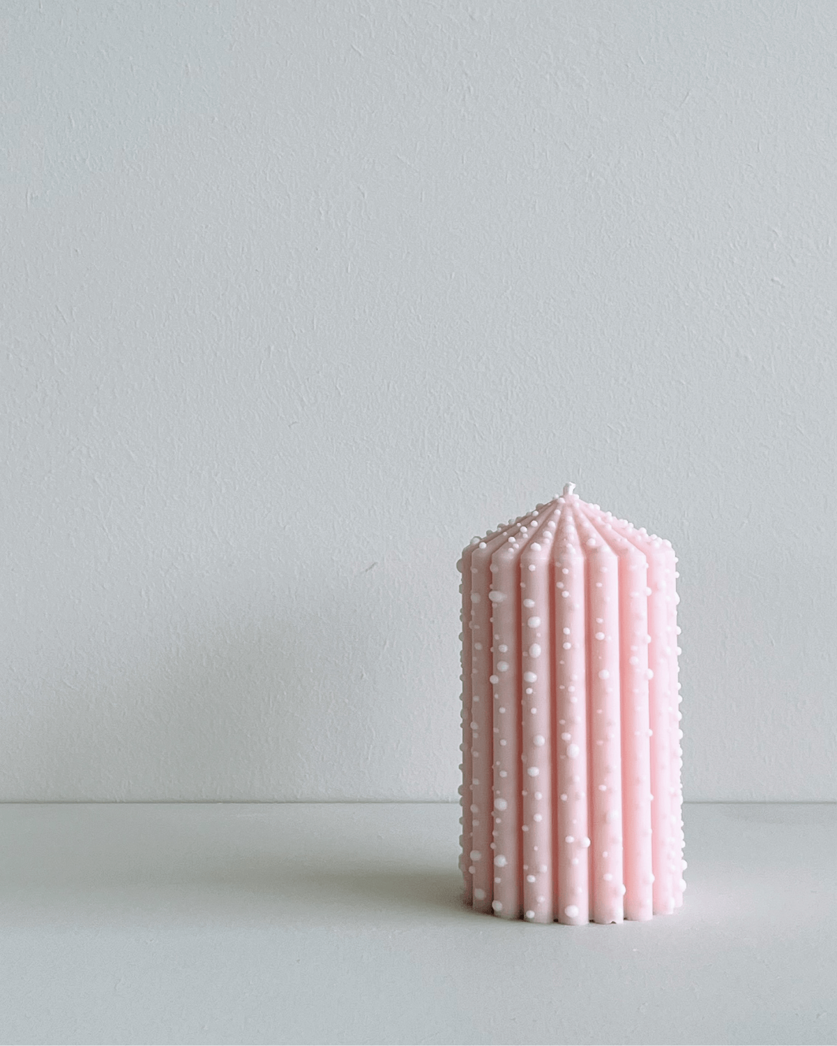 Bloklys, soya lys, lyserød med hvideprikker, 13 cm, Studio M Candles