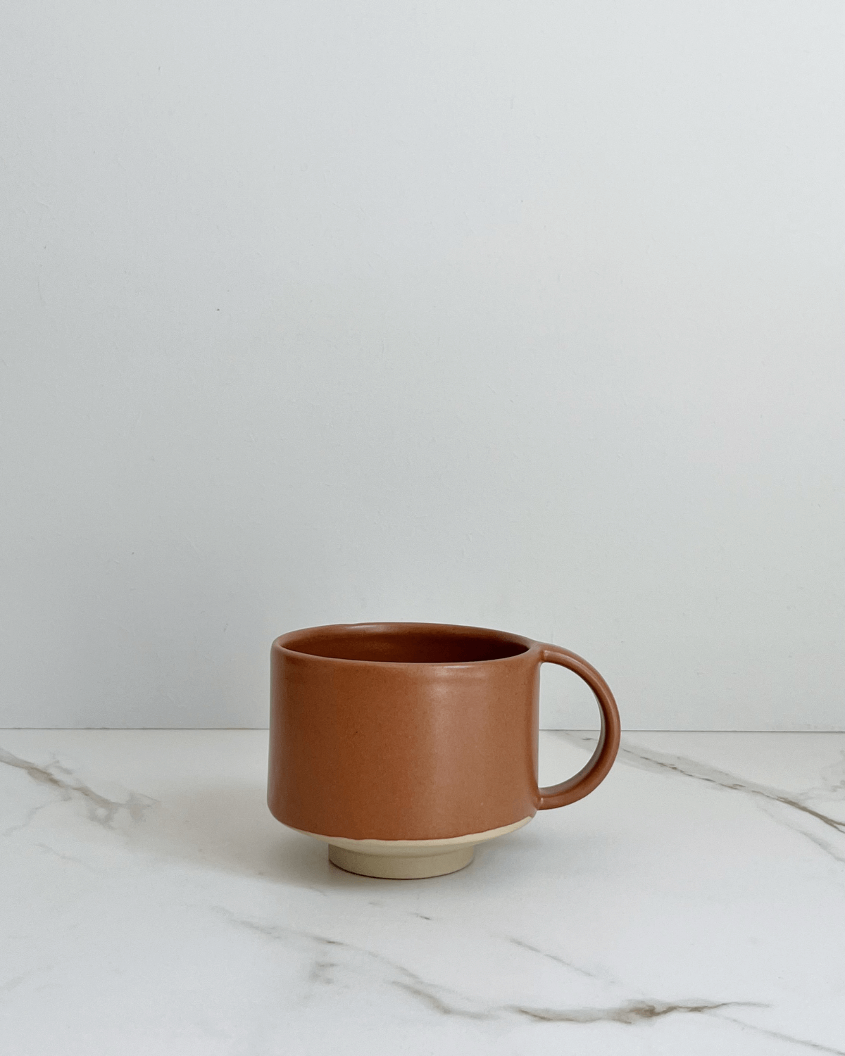 Kop med hank, håndlavet keramik kop, brun, amber, May Studio