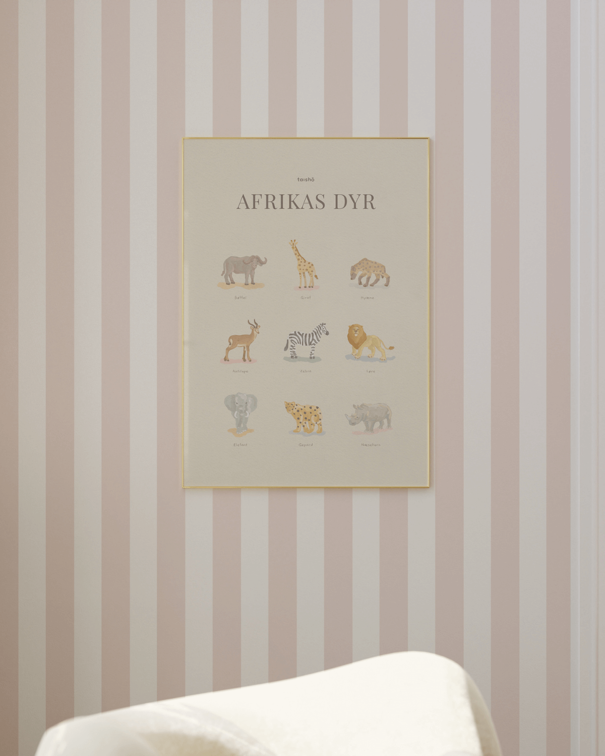 Kunstplakat fra taisho med dyr fra taisho. I ramme på væg i nordisk børneværelse.