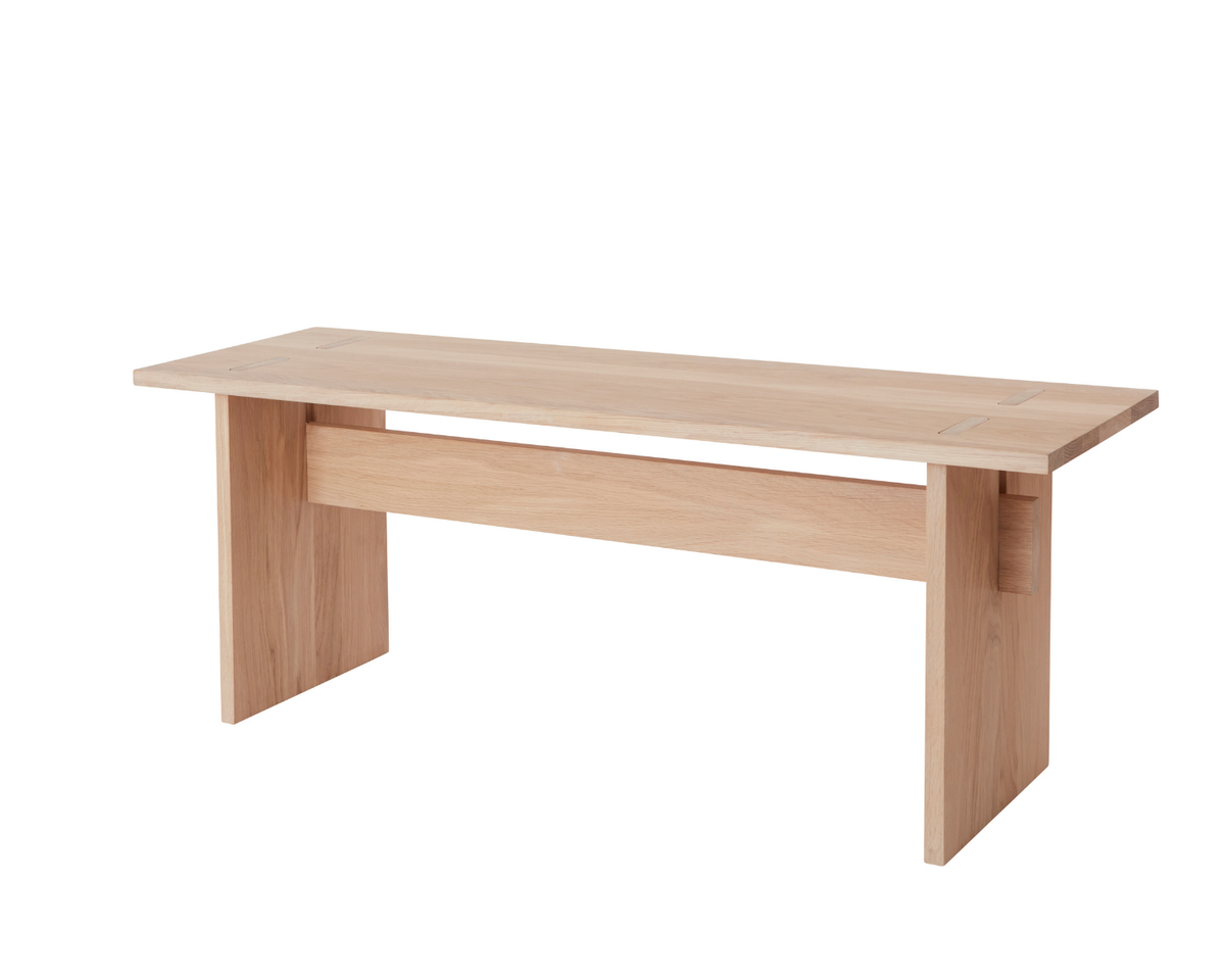 Kotai bænk i eg med enkle linjer og tidløst skandinavisk design
