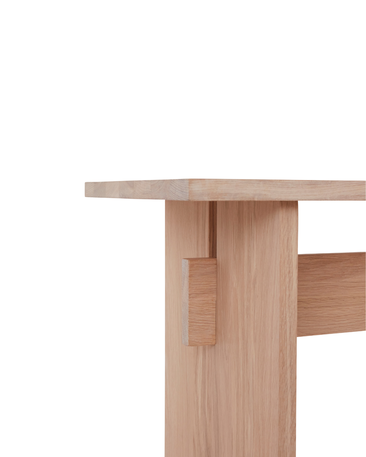 Minimalistisk træbænk i egetræ fra OYOY Living Design til nordisk indretning