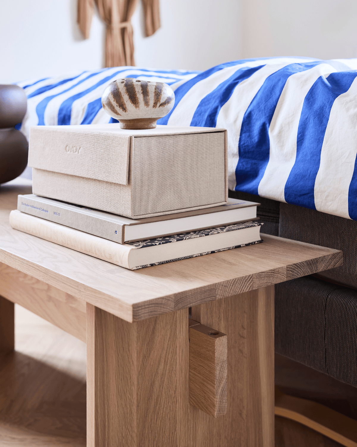 Egetræsbænk i nordisk design med let og stilrent formsprog fra OYOY Living Design