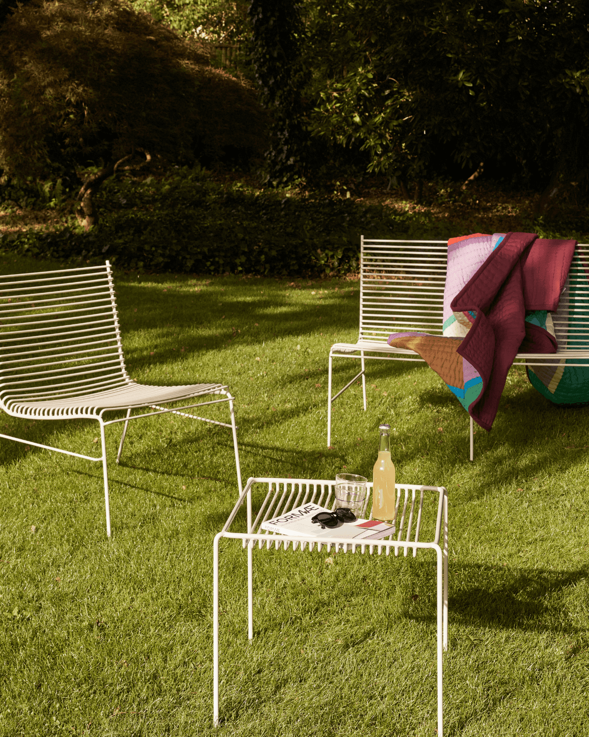 Moderne bænk i lysegrå metal fra Hübsch interiør