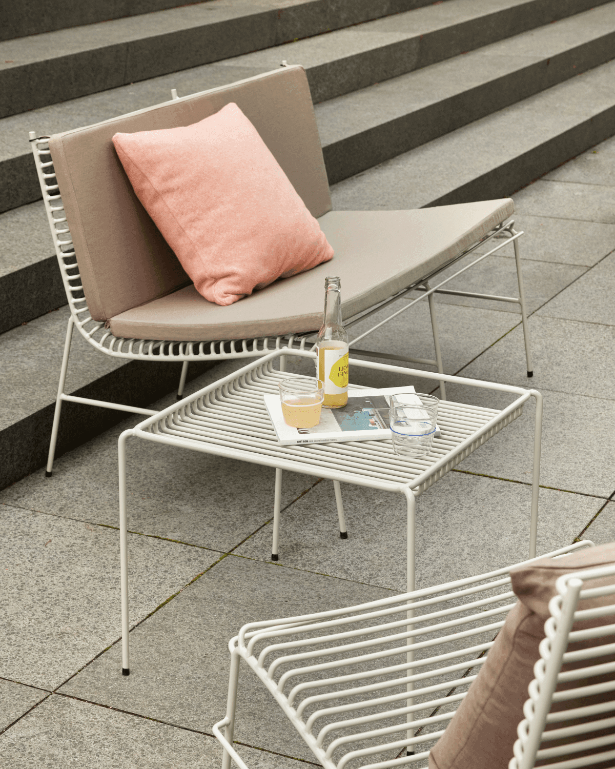 Lysegrå bænk i jern til terrasse og have fra Hübsch