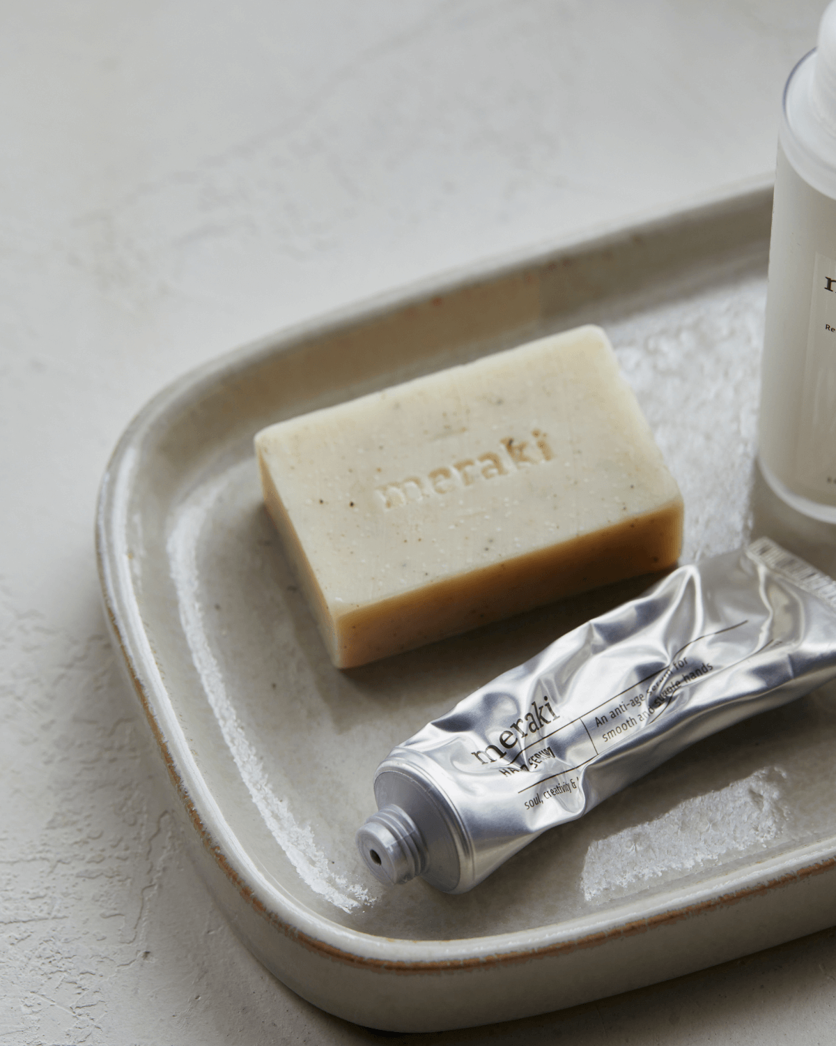 Minimalistisk bakke fra Meraki til sæber og cremer