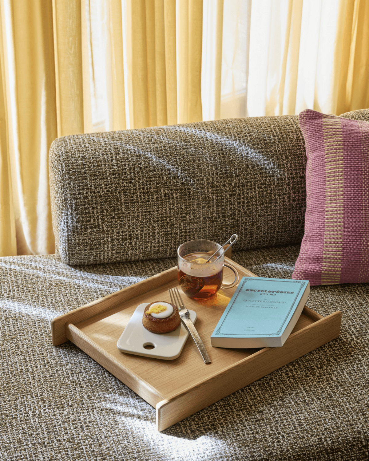 Minimalistisk bakke i natur til kaffe og servering fra Hübsch