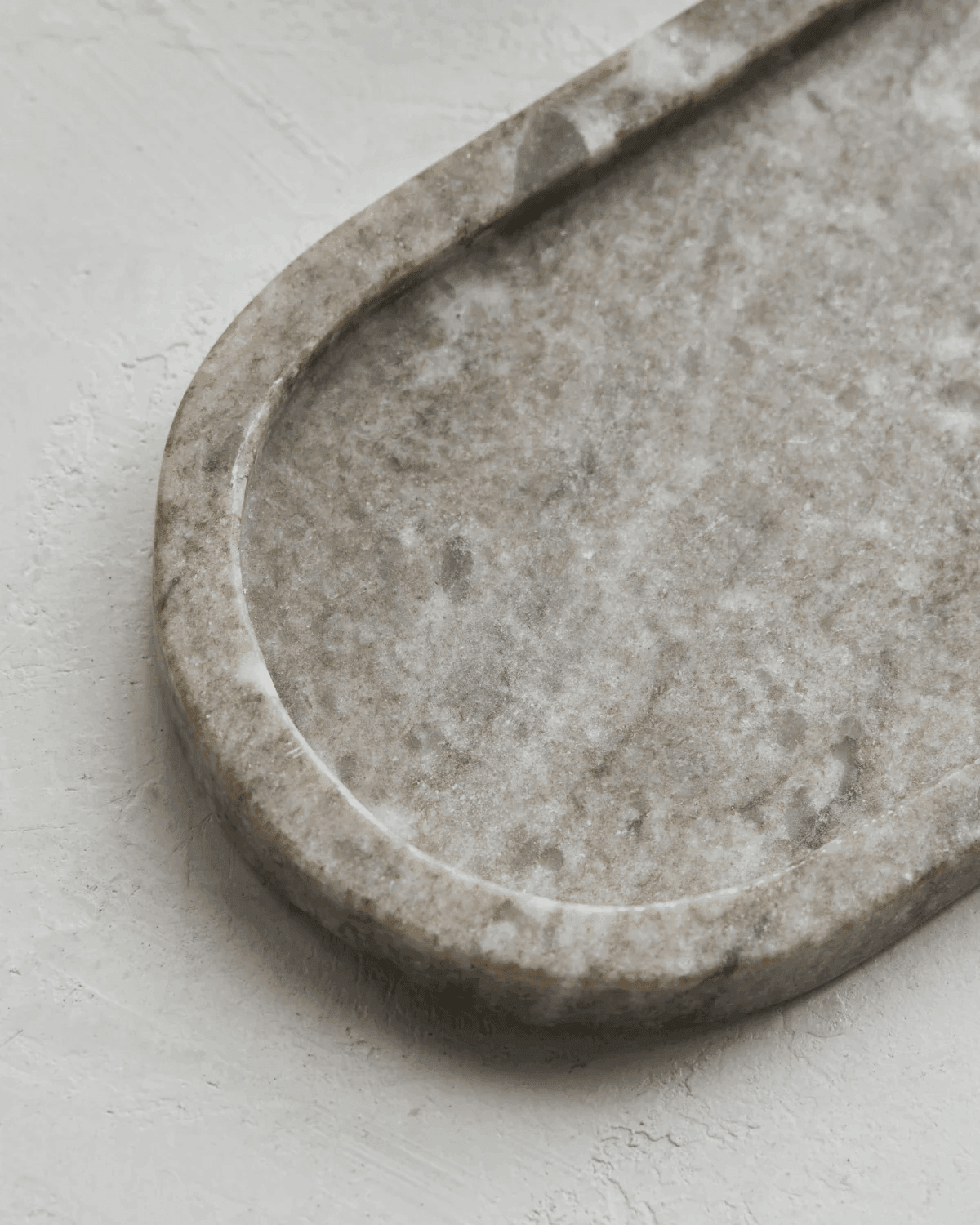aflang bakke af marmor i brun og beige fra Meraki