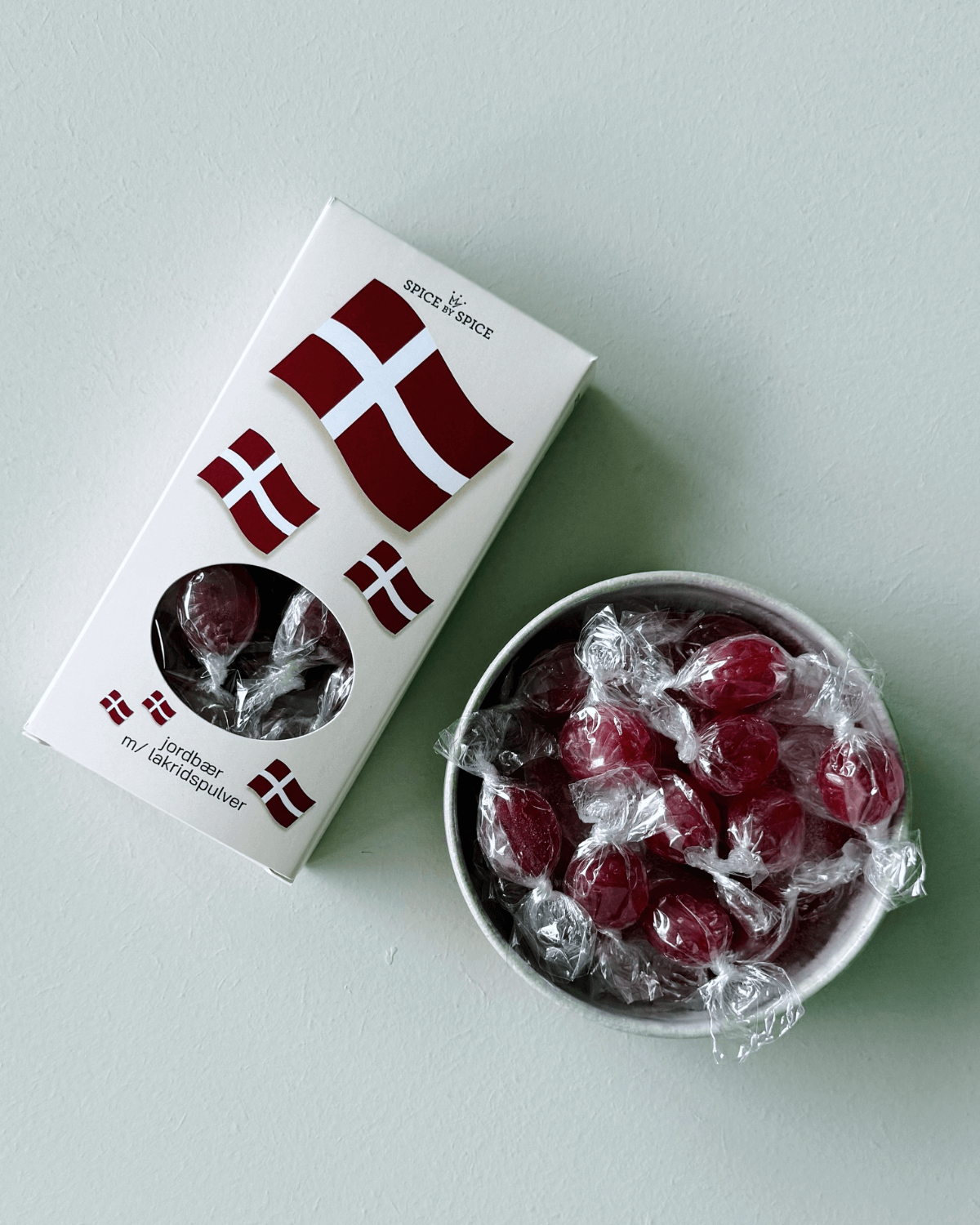 Bolscher med jordbær og lakridspulver, 80 gram i gaveæske med flag, Spice by Spice