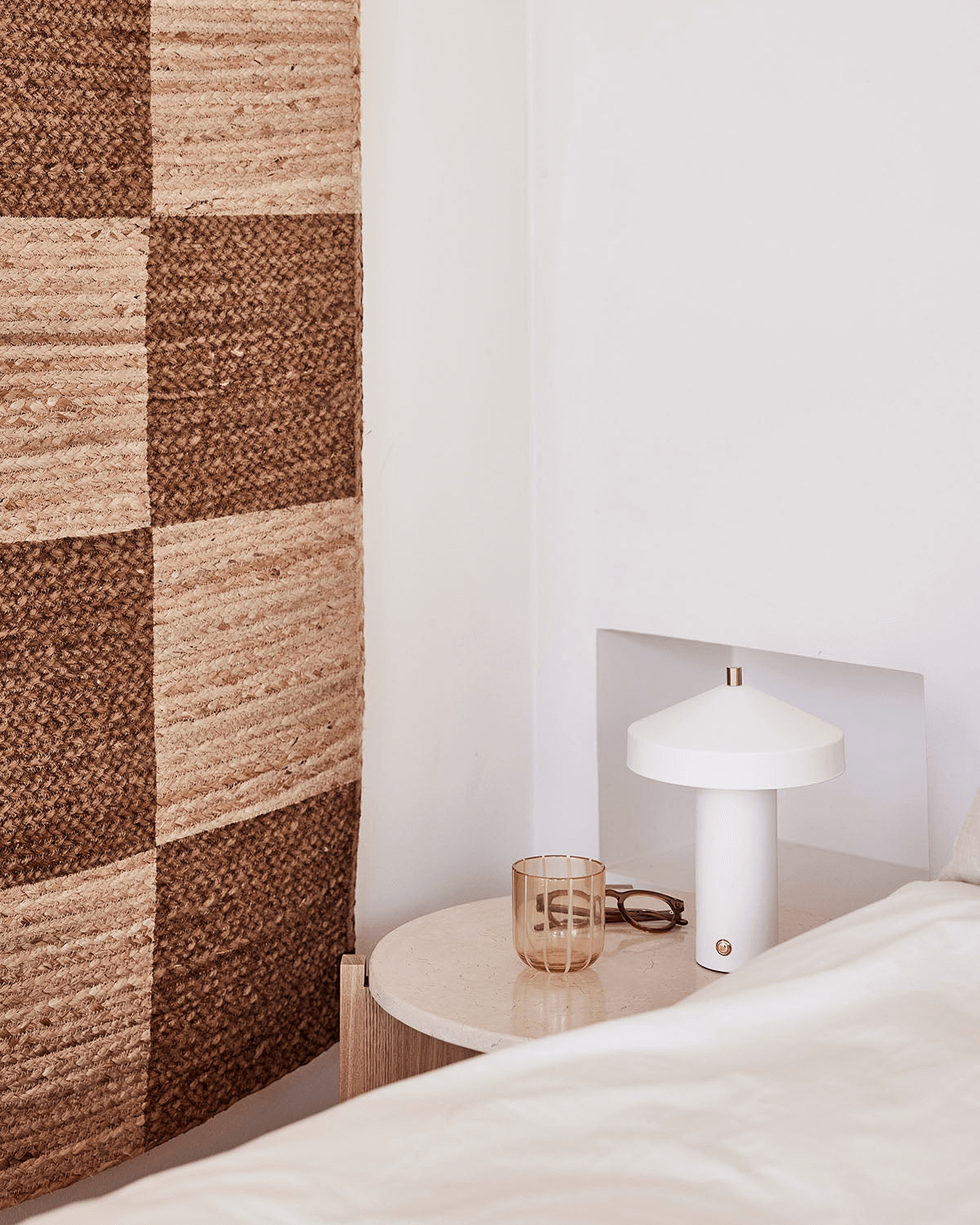 Smuk hvid bordlampe fra Oyoy, der vil passe perfekt på sengebordet.