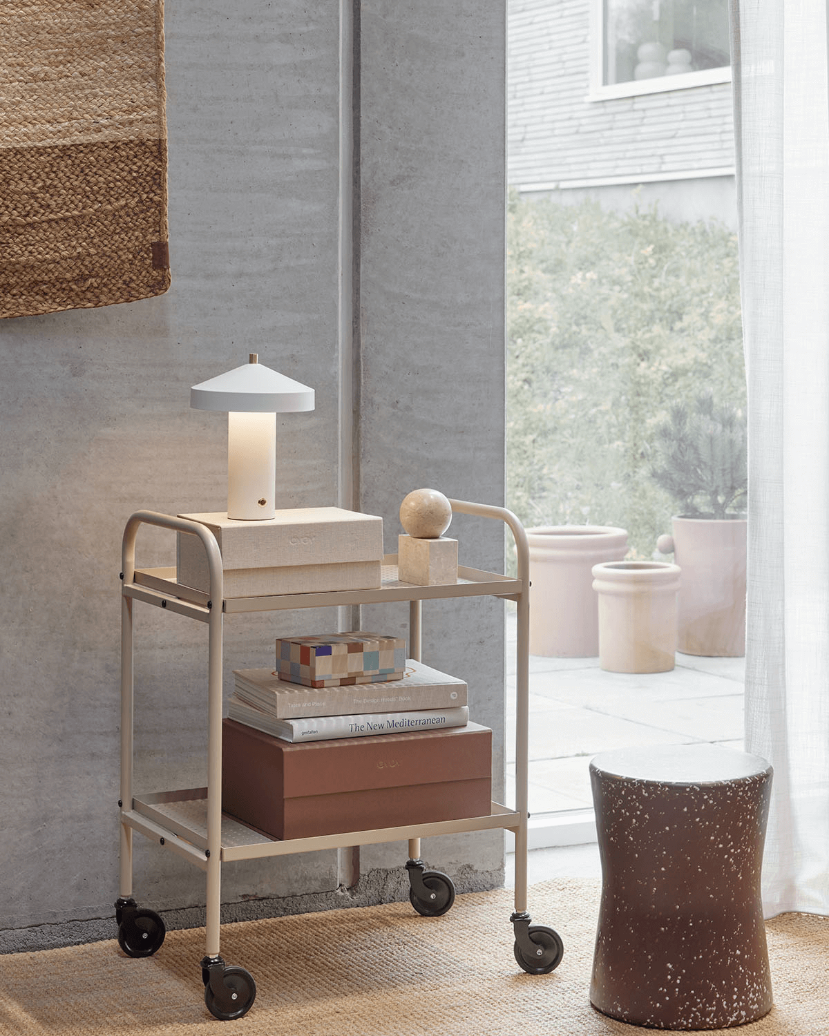 Hatto bordlampe frra Oyoy bidrager smukt ind i den minimalistiske skandinaviske indretning