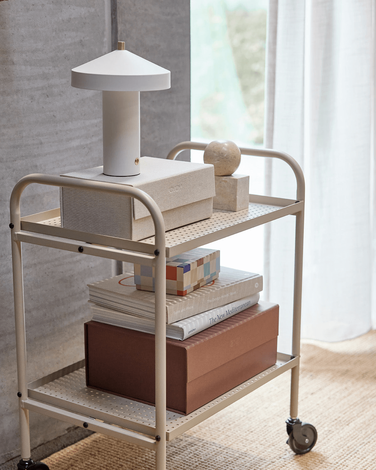 Hvid bordlampe ned LED lys i minimalistisk stil fra Oyoy