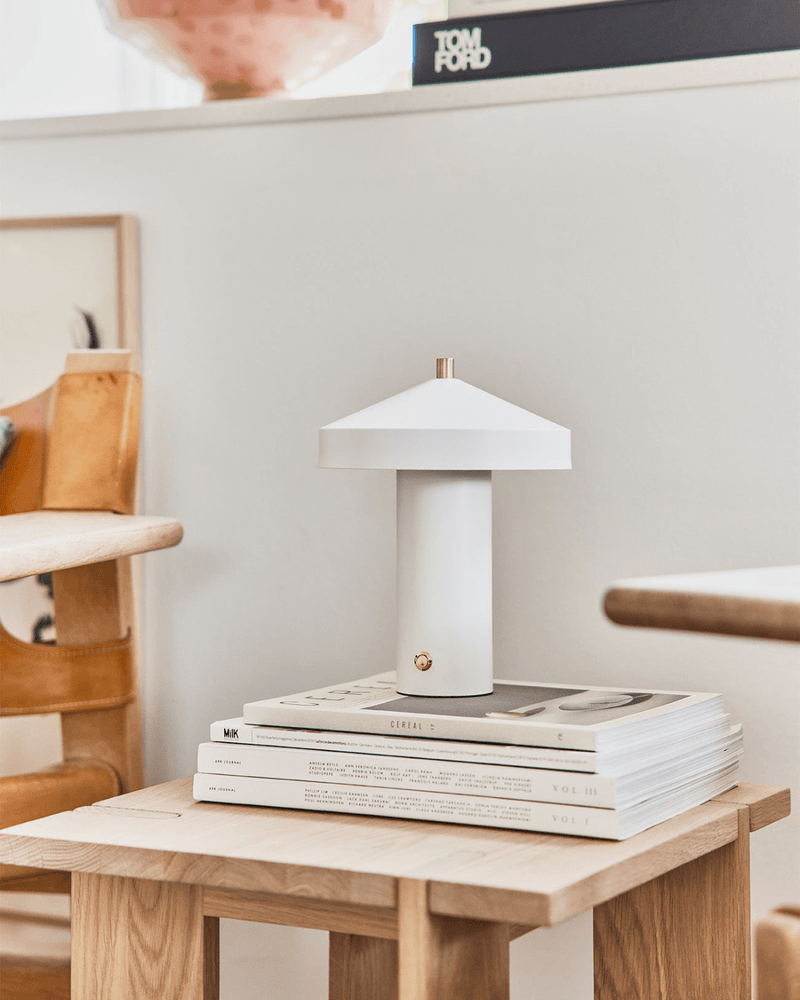 Hatto hvid LED bordlampe i med en klassisk silhuet til den nordiske indretning. 