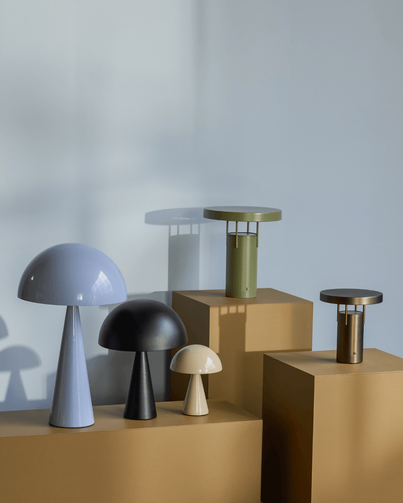 Mush høj bordlampe i farven isblå fra hubsch med behagelig belysning til stuen