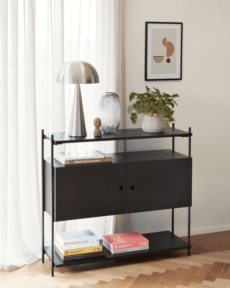 Nikkel farvet bordlampe mush høj fra Hubsch i minimalistisk stue