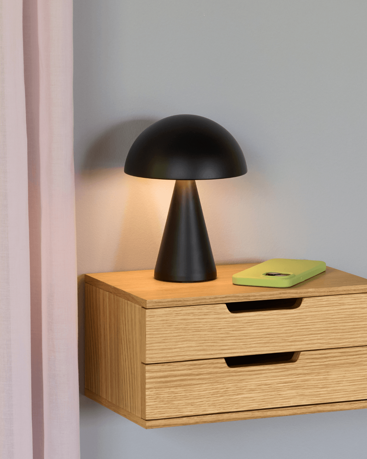 smuk Hubsch sort bordlampe mush mini på sengebord i soveværelset 