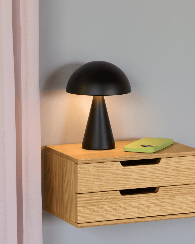 smuk Hubsch sort bordlampe mush mini på sengebord i soveværelset 