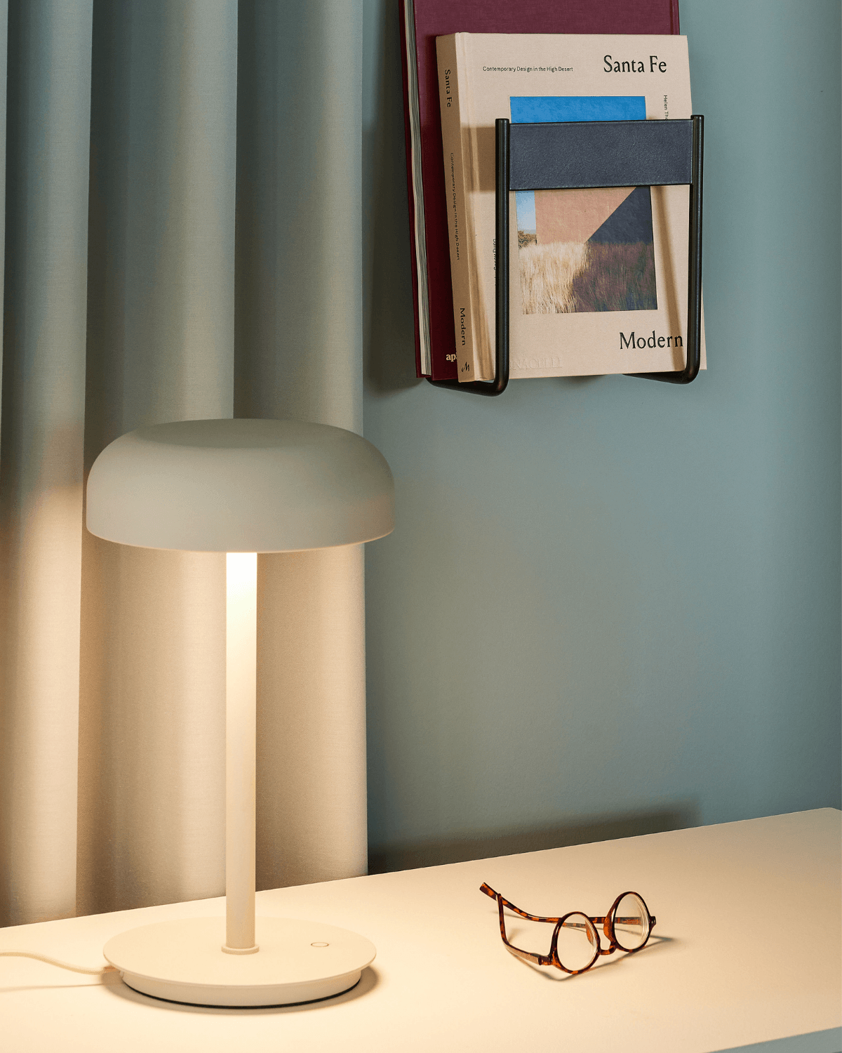 Sandfarvet Hubsch bordlampe i stål på skrivebord i elegant kontor