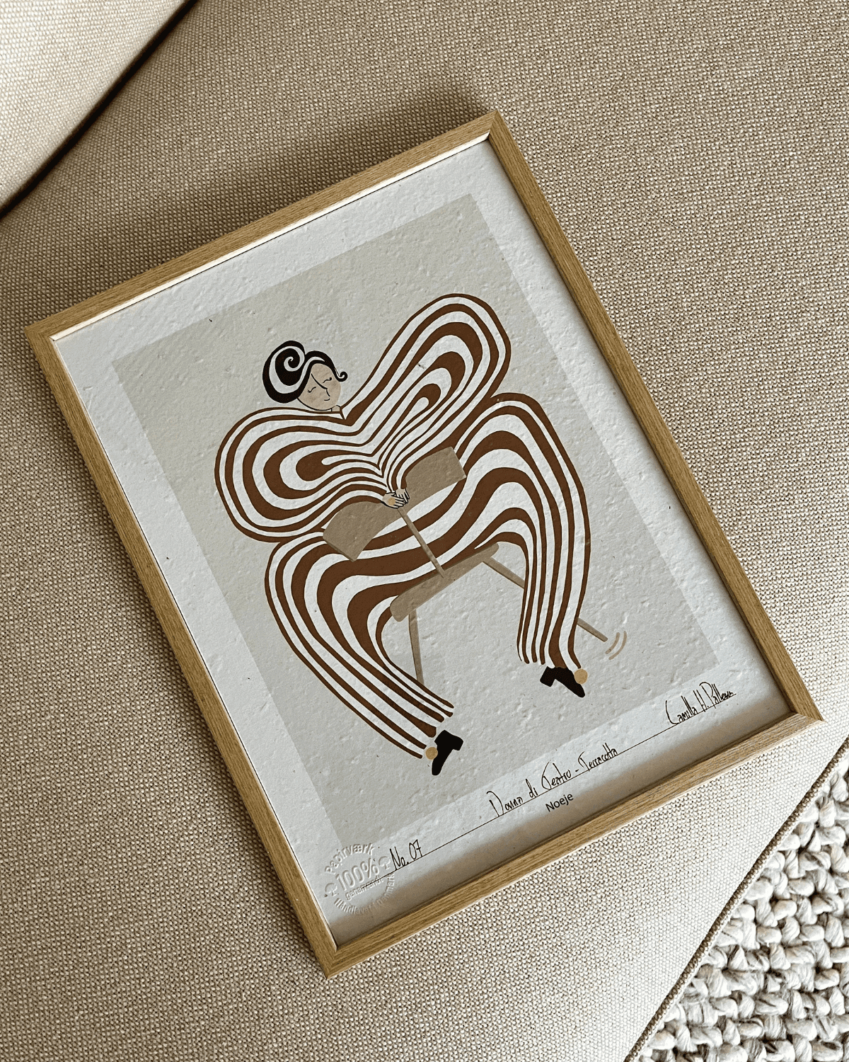 Donna di Teatro terracotta kunsttryk fra Noeje med abstrakt siddende figur, 30x40 cm.