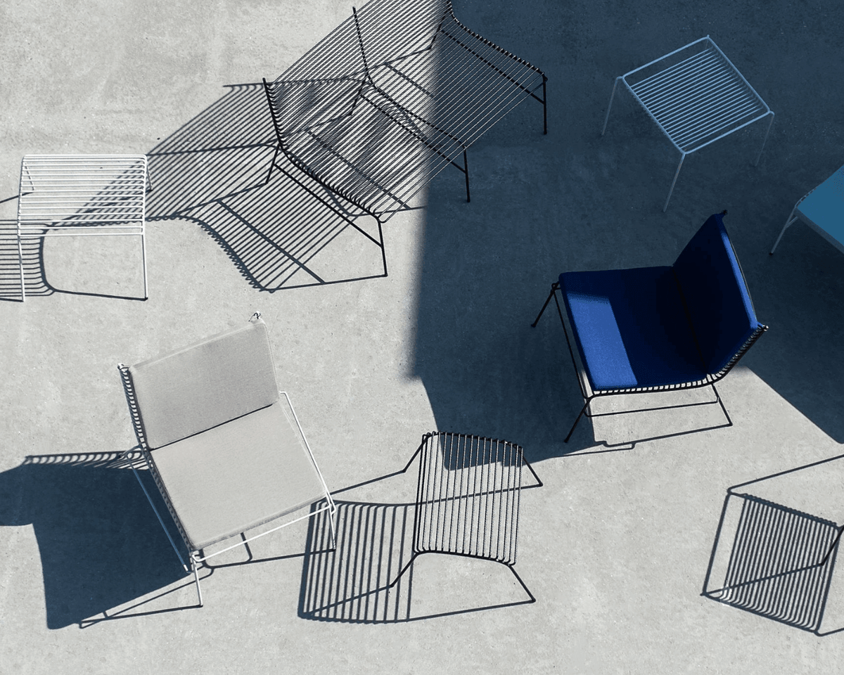 Fodskammel i lysegrå metal fra Hübsch interiør