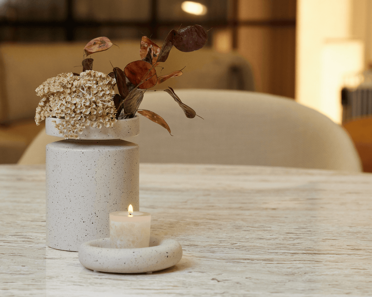 Fyrfadslys, smokey grey, vance kitira, bloklys, boligindretning, lysestage