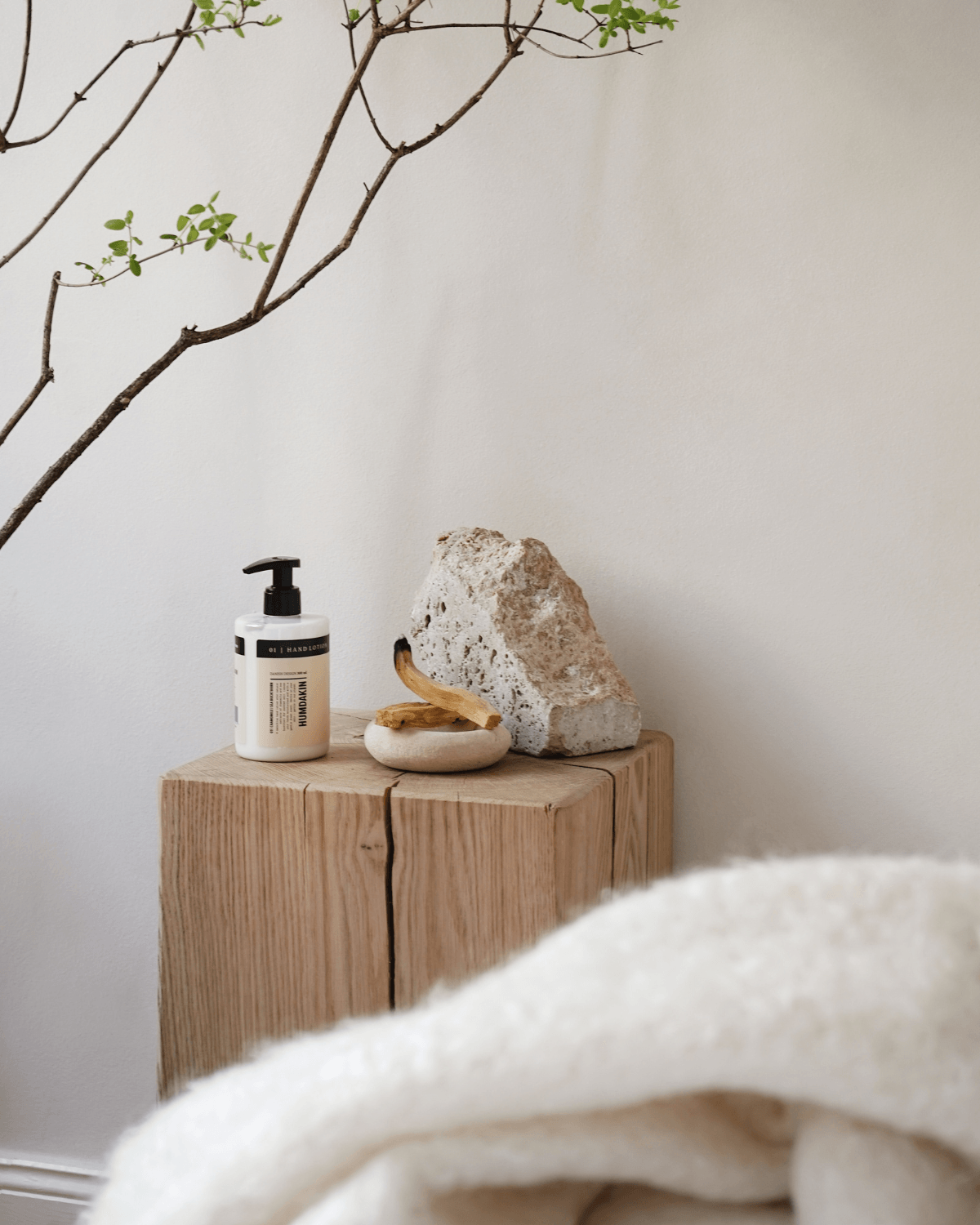 Håndcreme fra Humdakin i smukt minimalistisk hjem