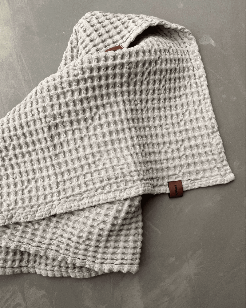 Lys beige håndklæde i lækker vaflet kvalitet fra danske Humdakin