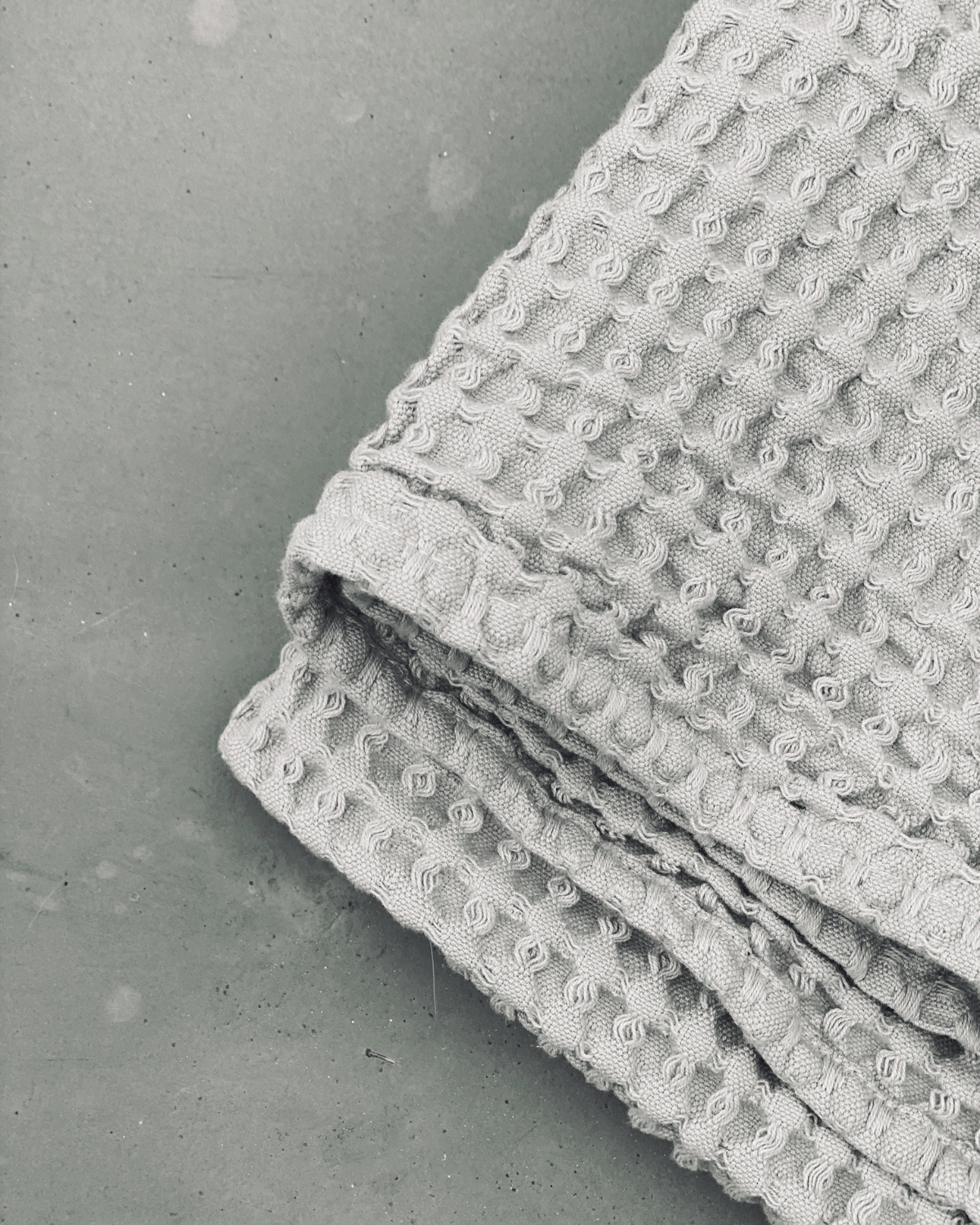 Close up af økologisk håndklæde i farven light stone fra humdakin