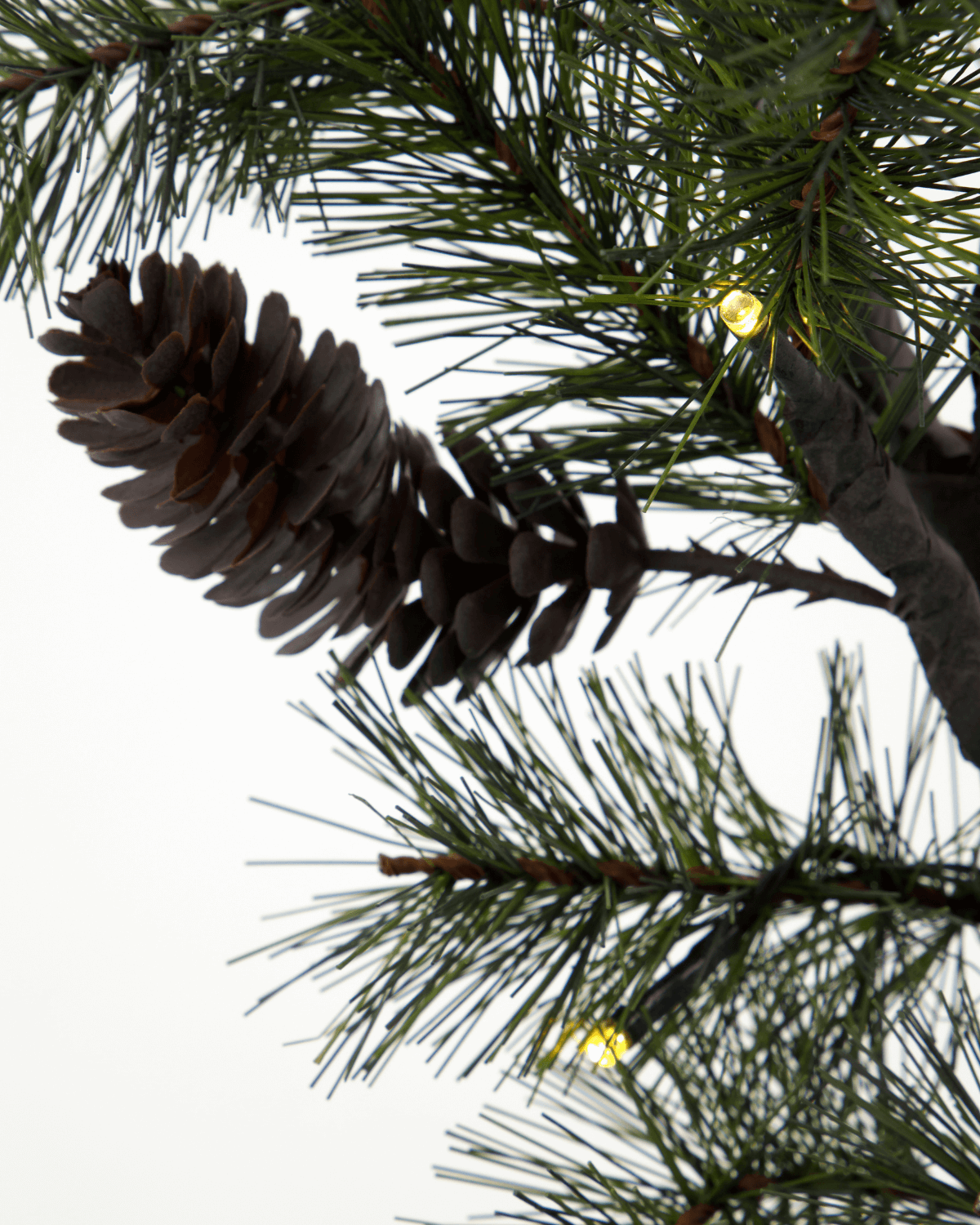 Julegren med kogler og lys