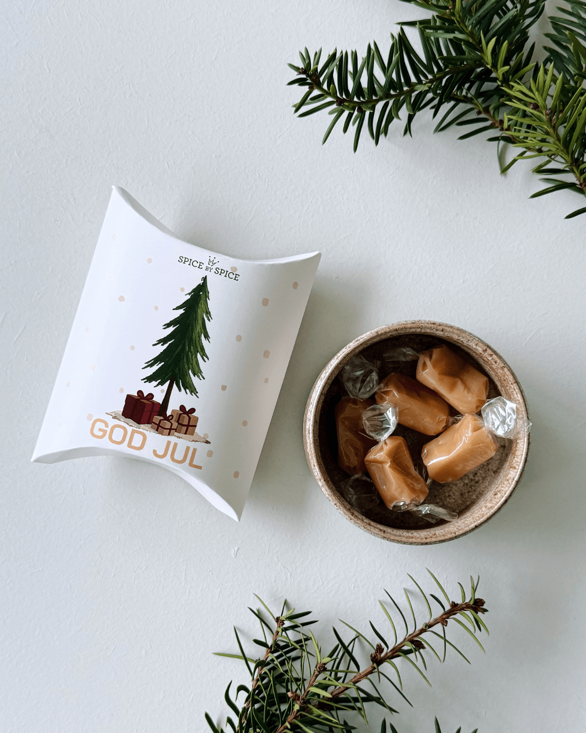 Flødekaramel med mandel i sød gaveæske med juletræ, Spice by Spice, 40 gram