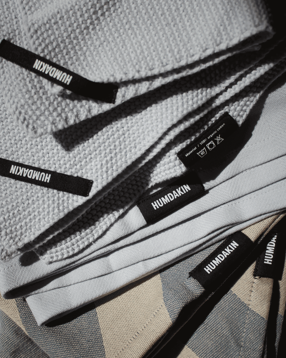 Økologisk strikket karklud i lyseblå fra Humdakin sammen med viskestykker i farven blue glass