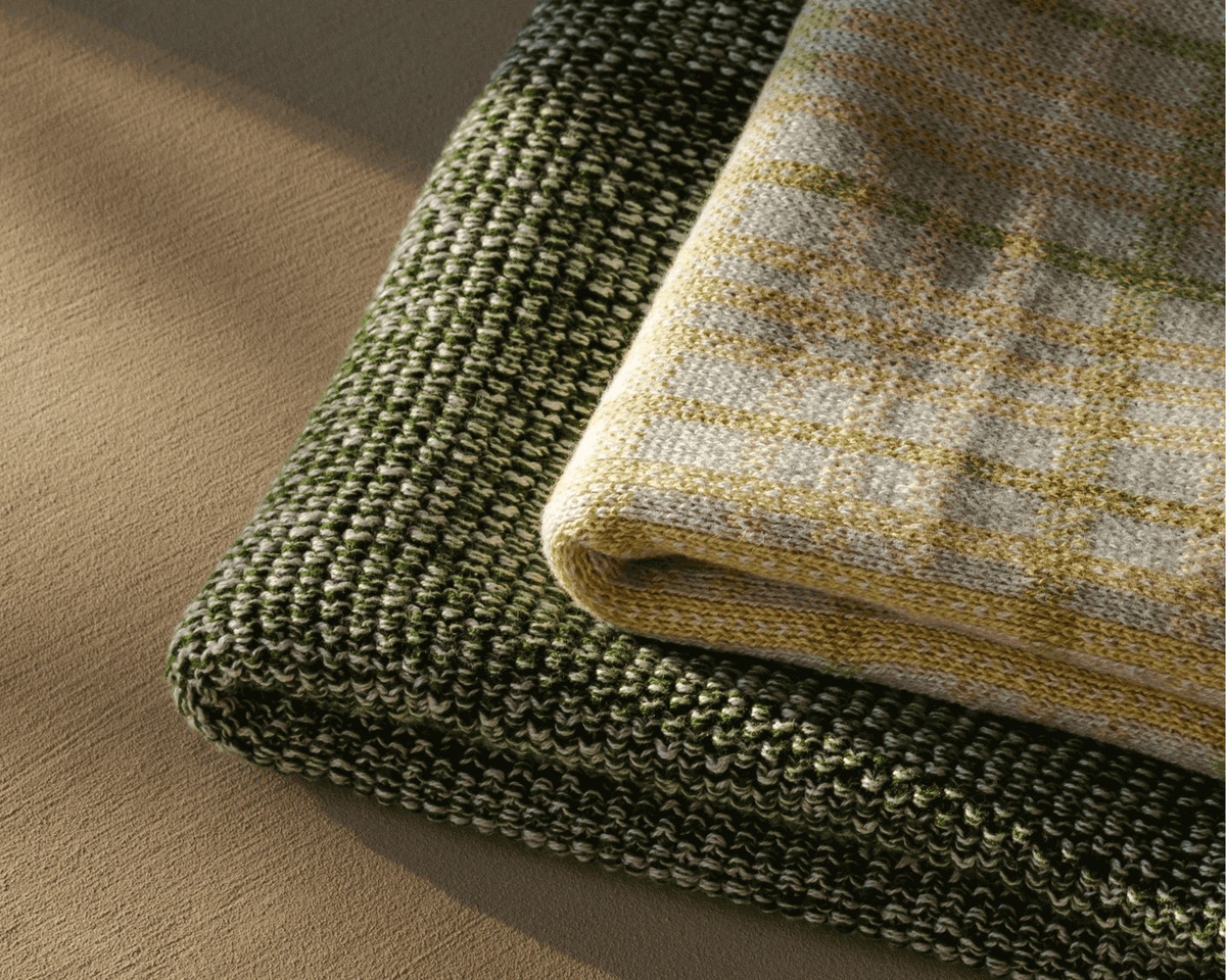 Strikket karklude i farverne frosty mist og scandi night fra Humdakin