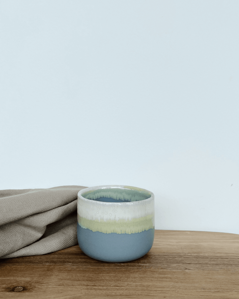 Gråblå og hvid kaffekop i keramik fra danske Vaarhus