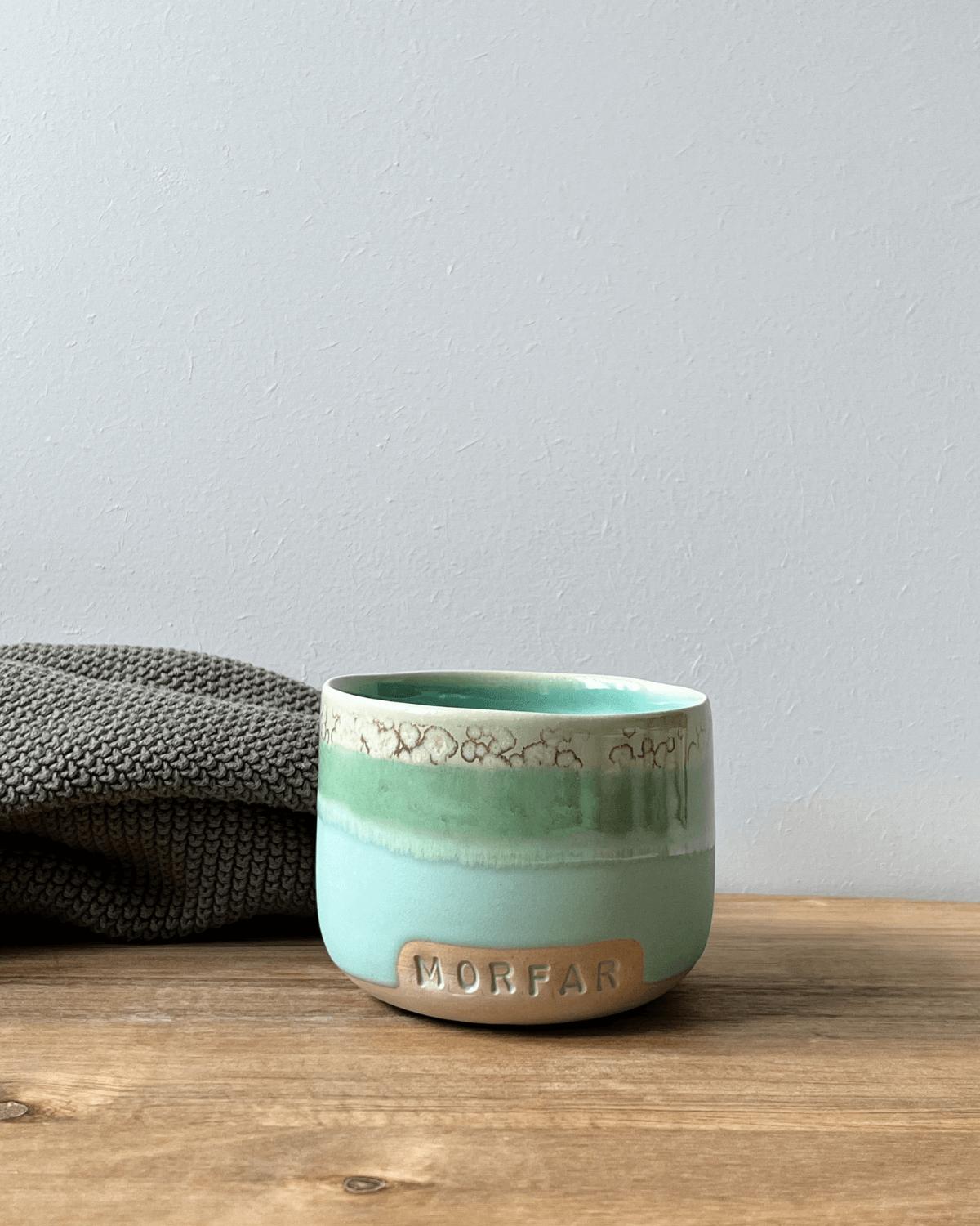 keramikkop til kaffe og te fra vaarhus med morfar tekst i mint og grøn