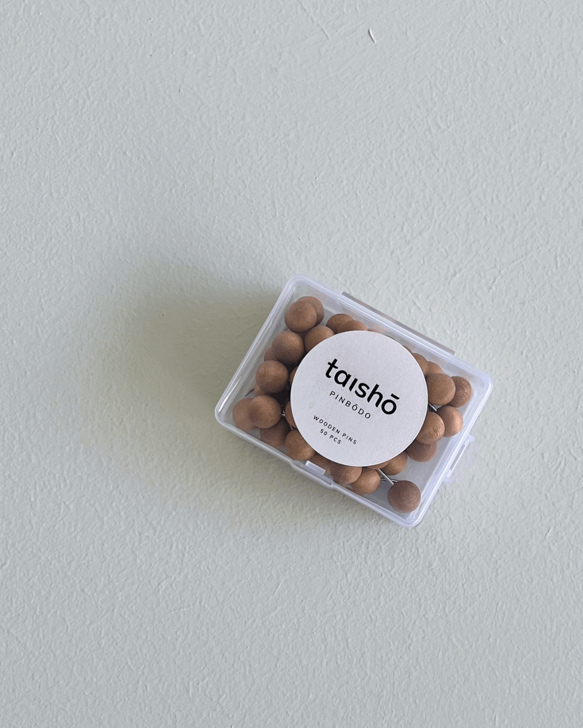 æske med 50 stk knappenåle fra taisho til opslagstavlen