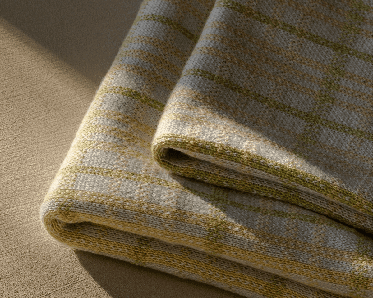 Close up af strikkede køkkenhåndklæder i økologisk bomuld i gul og grøn