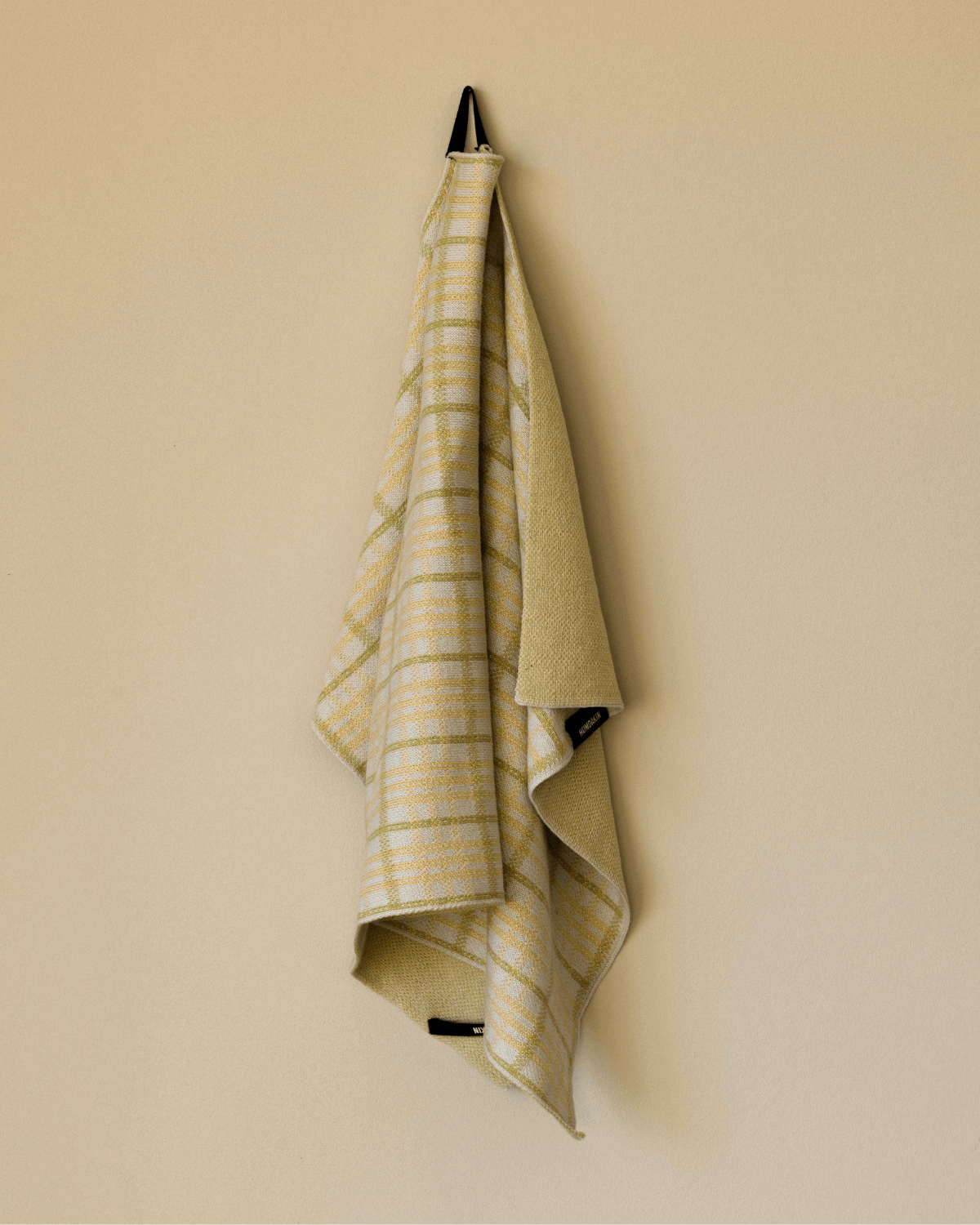 Smukt ternet køkkenhåndklæde i lyse grønne og gule nuancer perfekt til forår