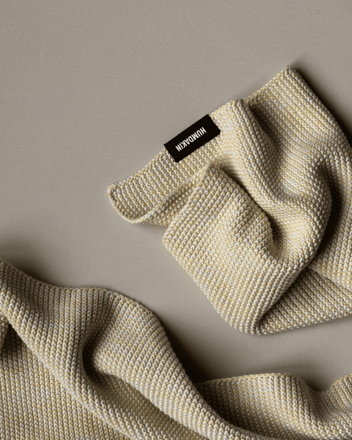 Humdakin køkkenhåndklæde strikket i lys gult økologisk garn 