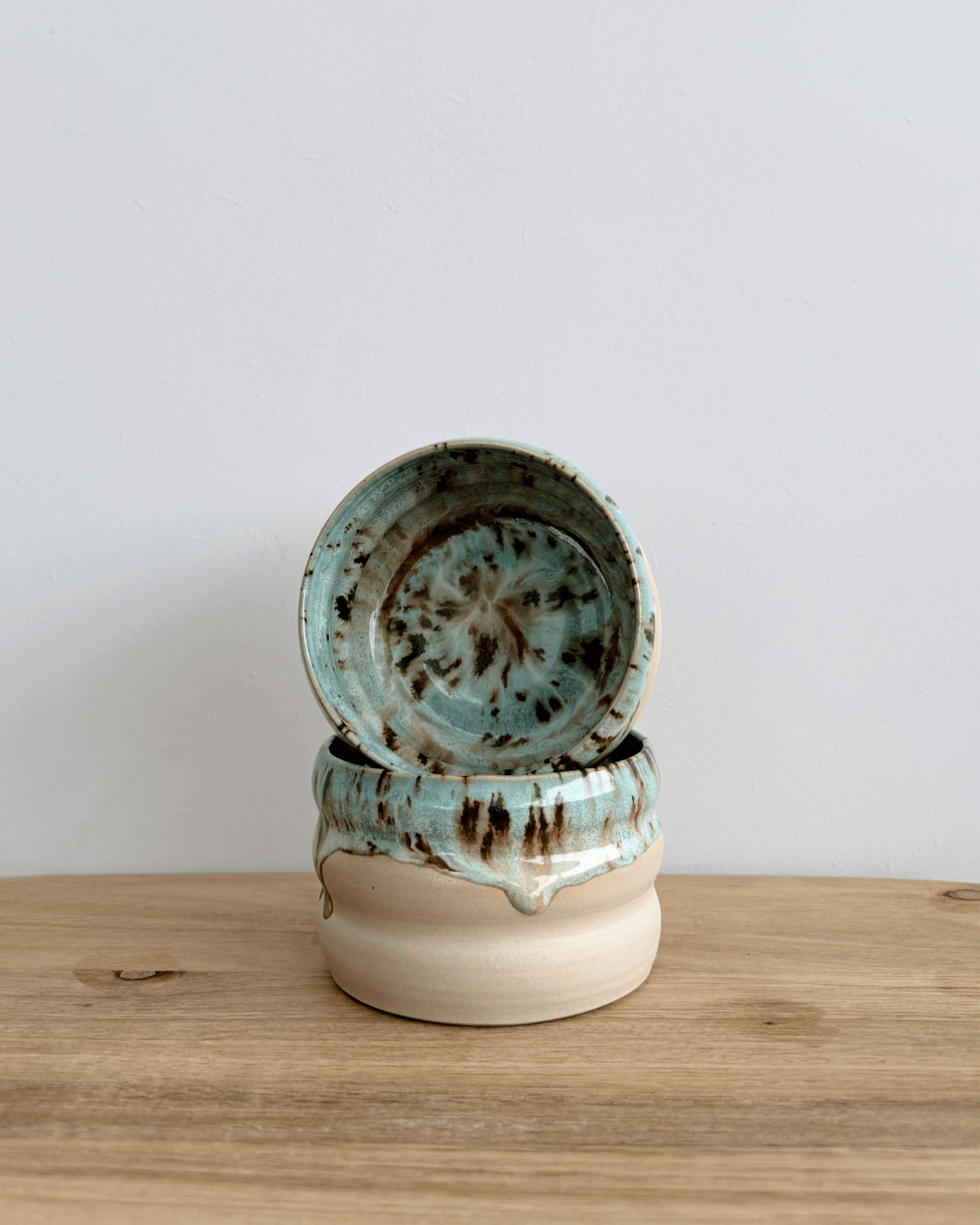 bølgeformet keramik kop, stilfuld borddekoration til køkkenet