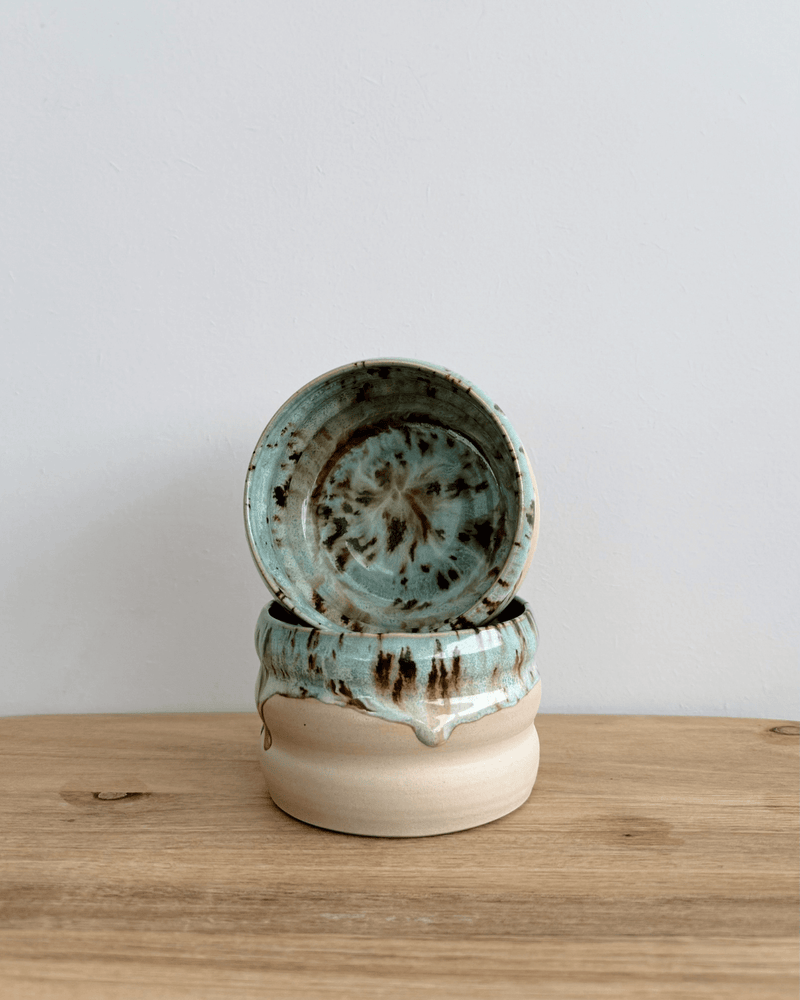 bølgeformet keramik kop, stilfuld borddekoration til køkkenet