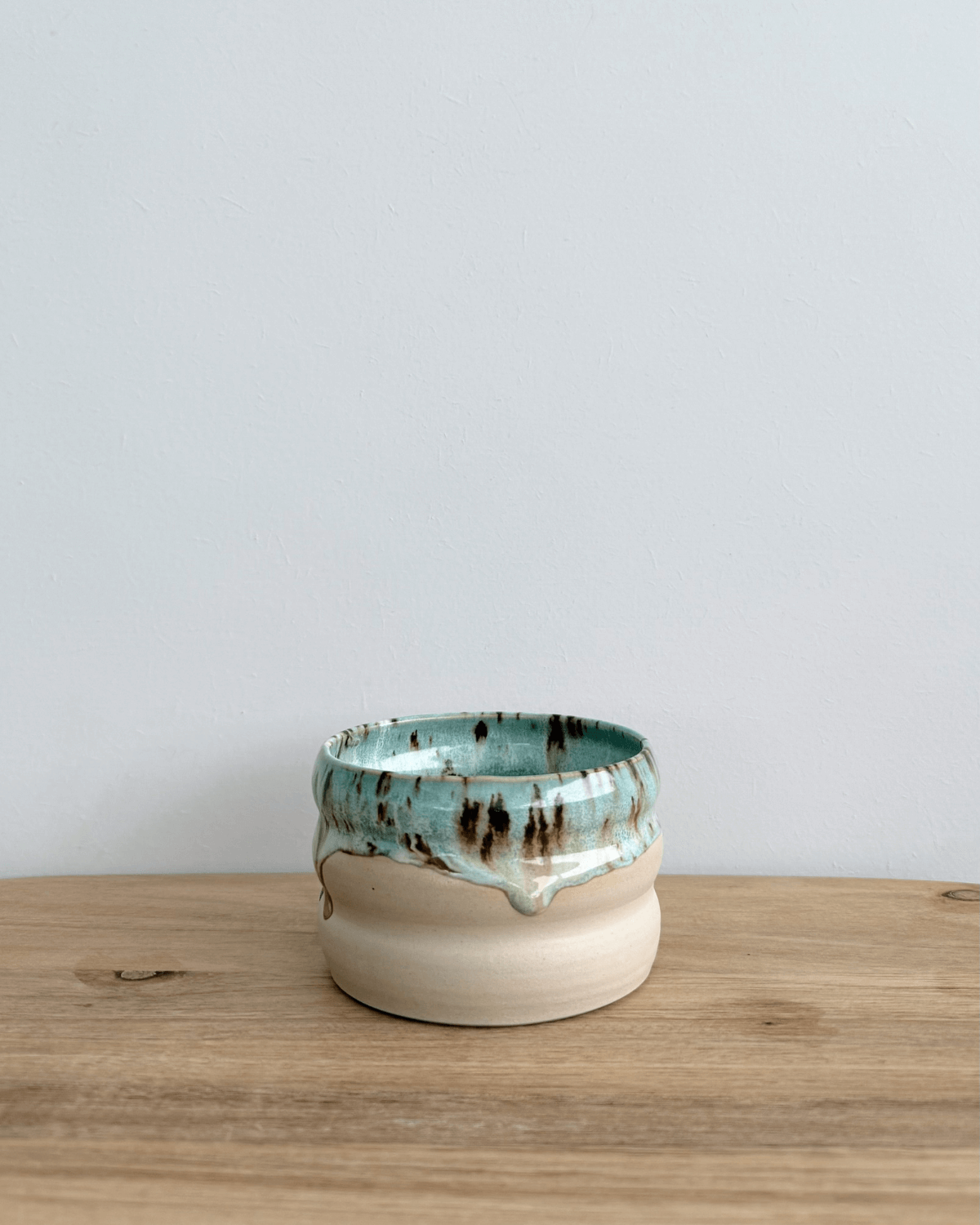 bølgekop i keramik fra LSH Keramik, håndlavet bølget kaffekop