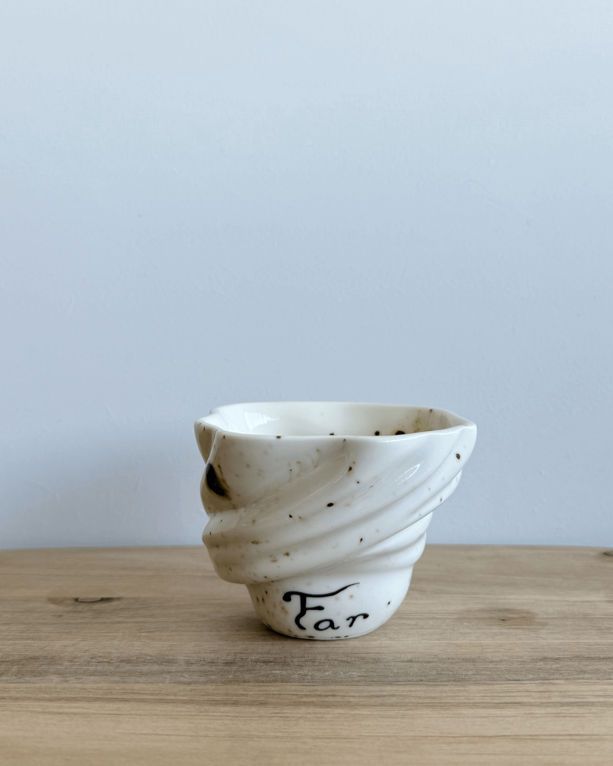 Svane kop med pletter med teksten far keramik kop fra Studio Aarhus