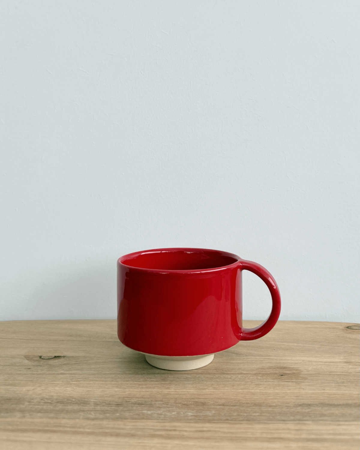 rød keramik kop med hank fra May keramik stilren kop til kaffe eller te