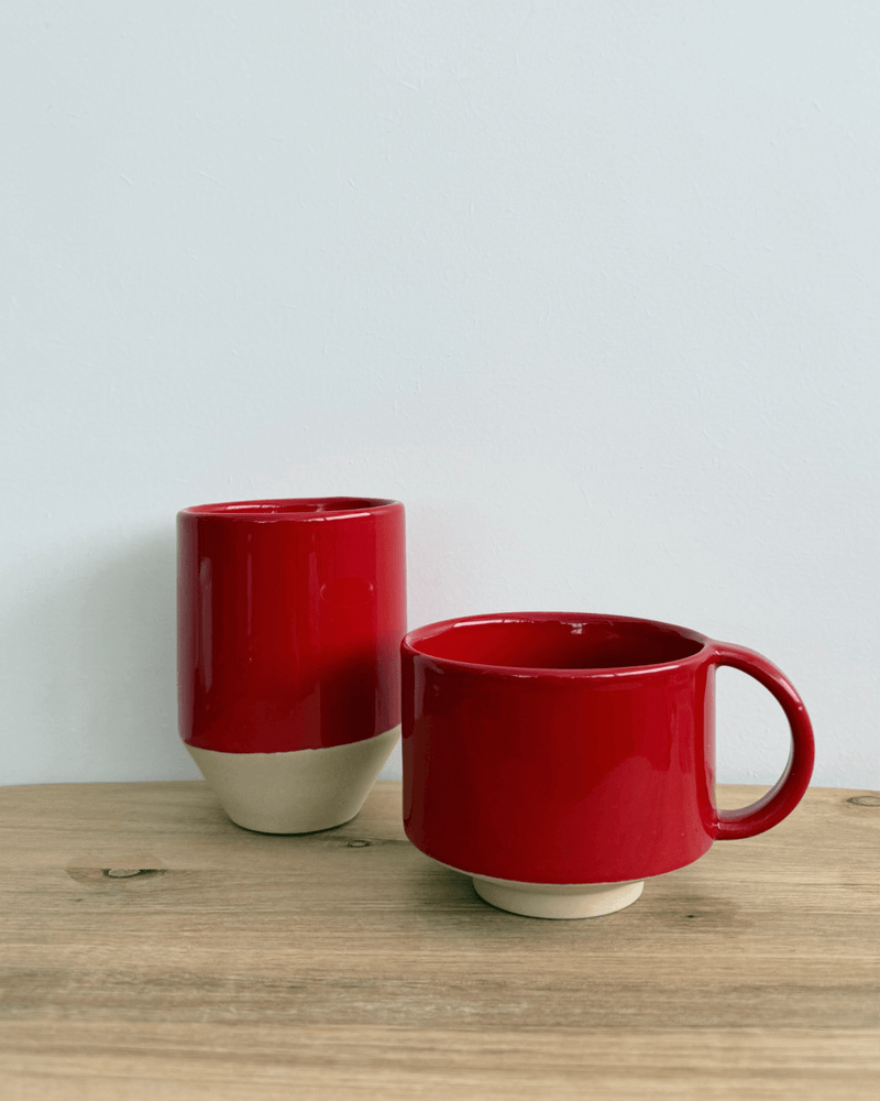 keramikkrus rød kop med hank, moderne nordisk design