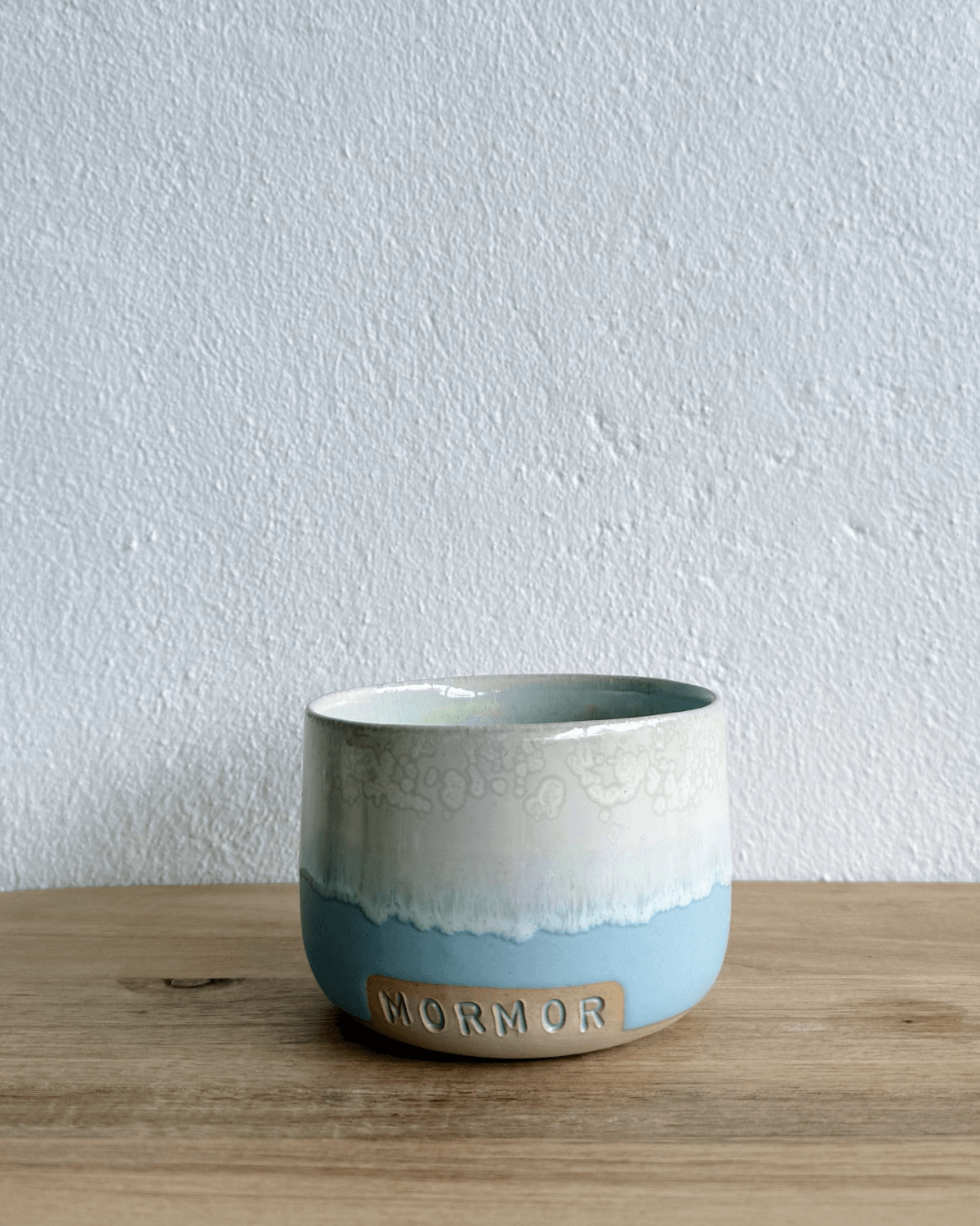 Mormor Vaarhus keramikkop i farverne lyseblå og hvid til kaffe og te 