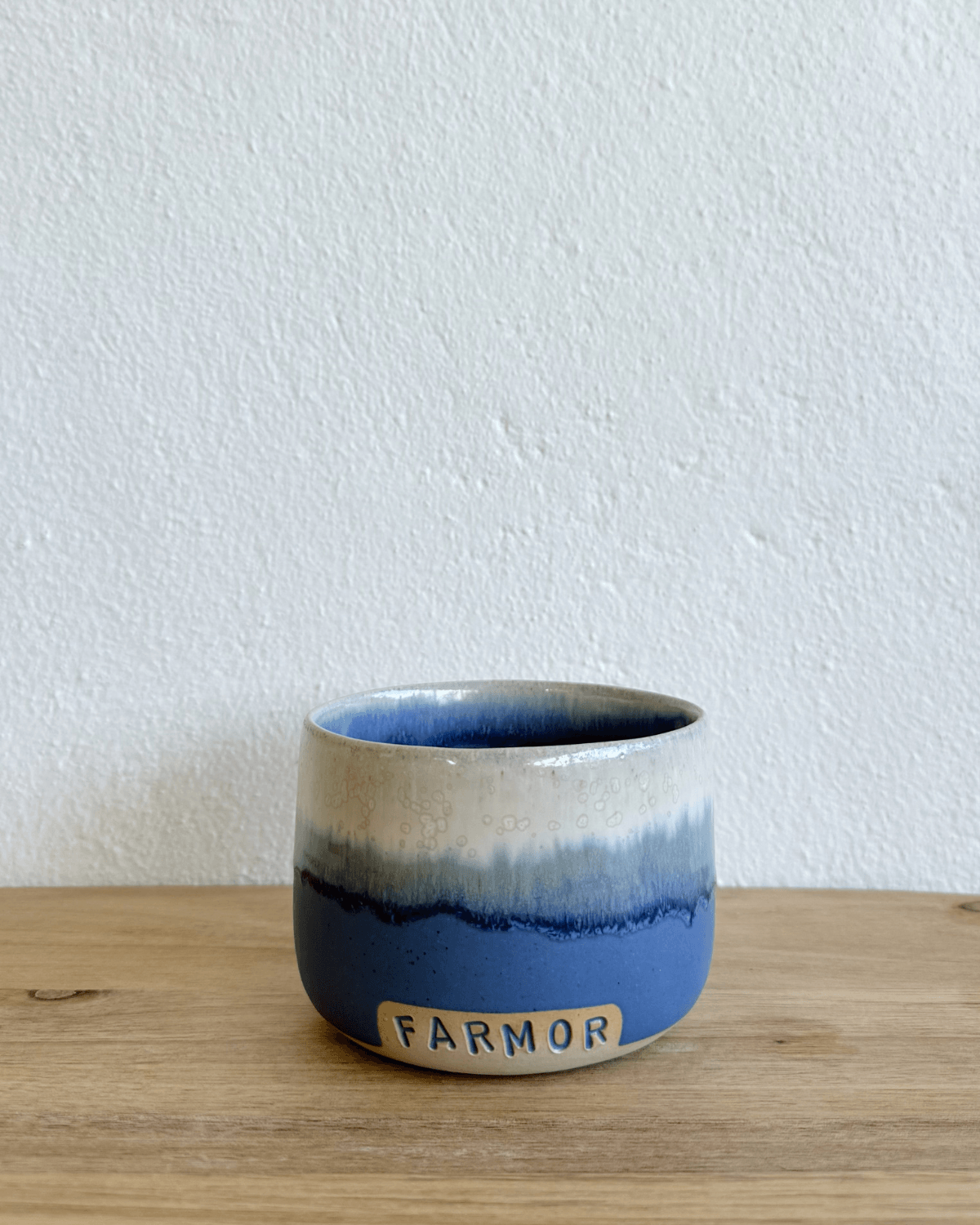 Keramik kop med tekst farmor i havblå glasur med hvid top fra Vårhus