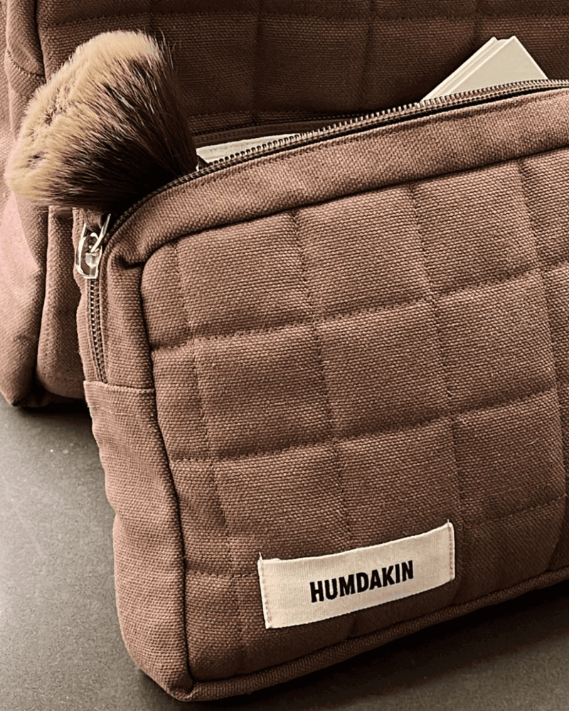 Smuk brun kosmetikpung i quiltet bomuld, til makeup og toiletsager. 