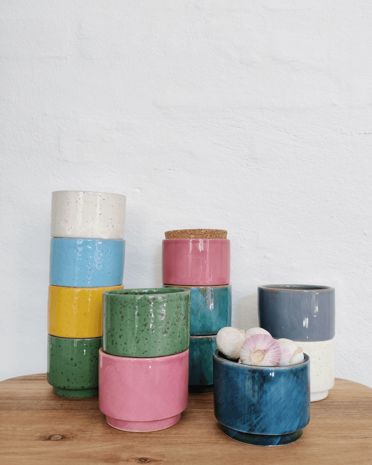 Små håndlavet keramik krukker fra La Gabbianella i mange fine forskellige farver, alle med låg af kork 