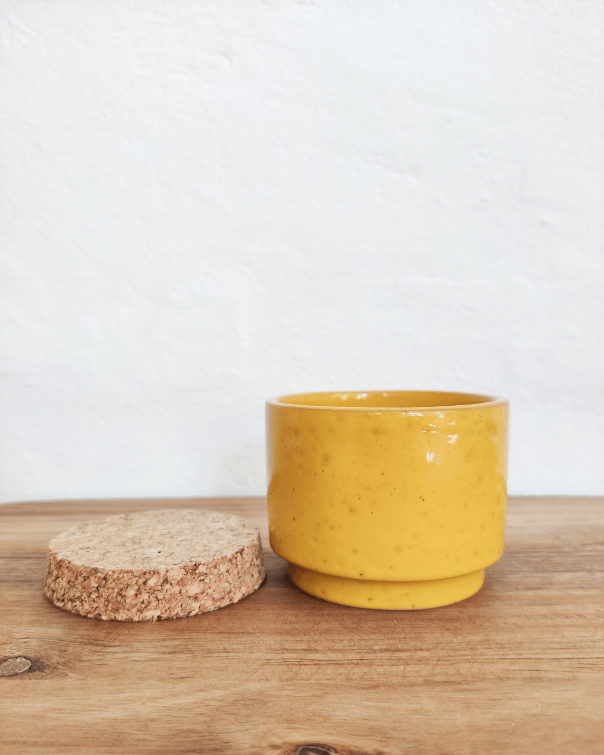 Gul keramik krukke fra la gabbianella, til opbevaring af småting i køkkenet 